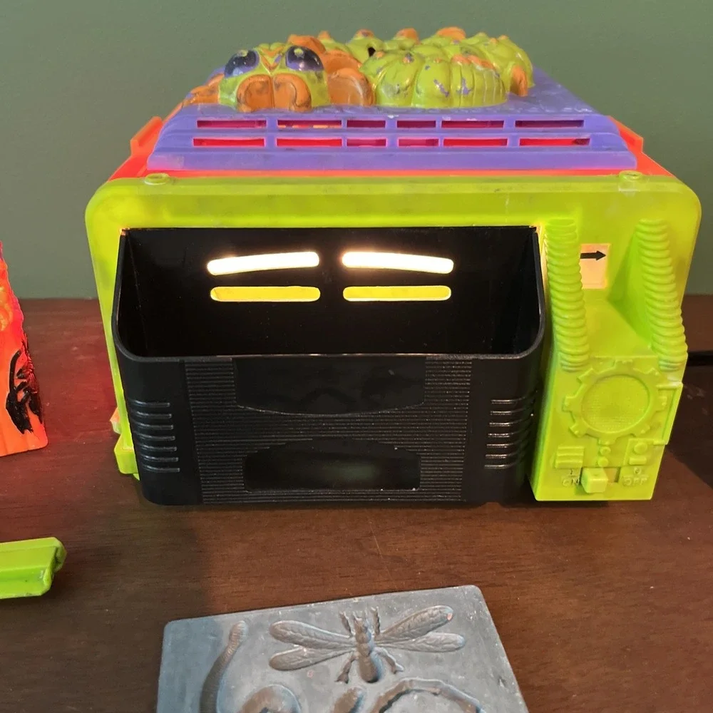 Vintage 2006 Creepy Crawlers  Bug Maker With Some Accessories No Box